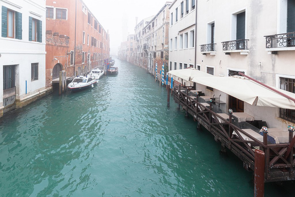 20 - VENEZIA NEBBIA TRA I CANALI.jpg